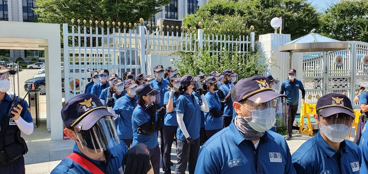 Koreandocs's tweet photo. Breaking news: the president of Korean Medical Association is to make a consent with the gov't without the opinions of Korean Intern Resident Association. Many young doctors are enraged. These are the police officers to block the young doctors. Things are going insane. https://t.co/4MJ9Bic9h1