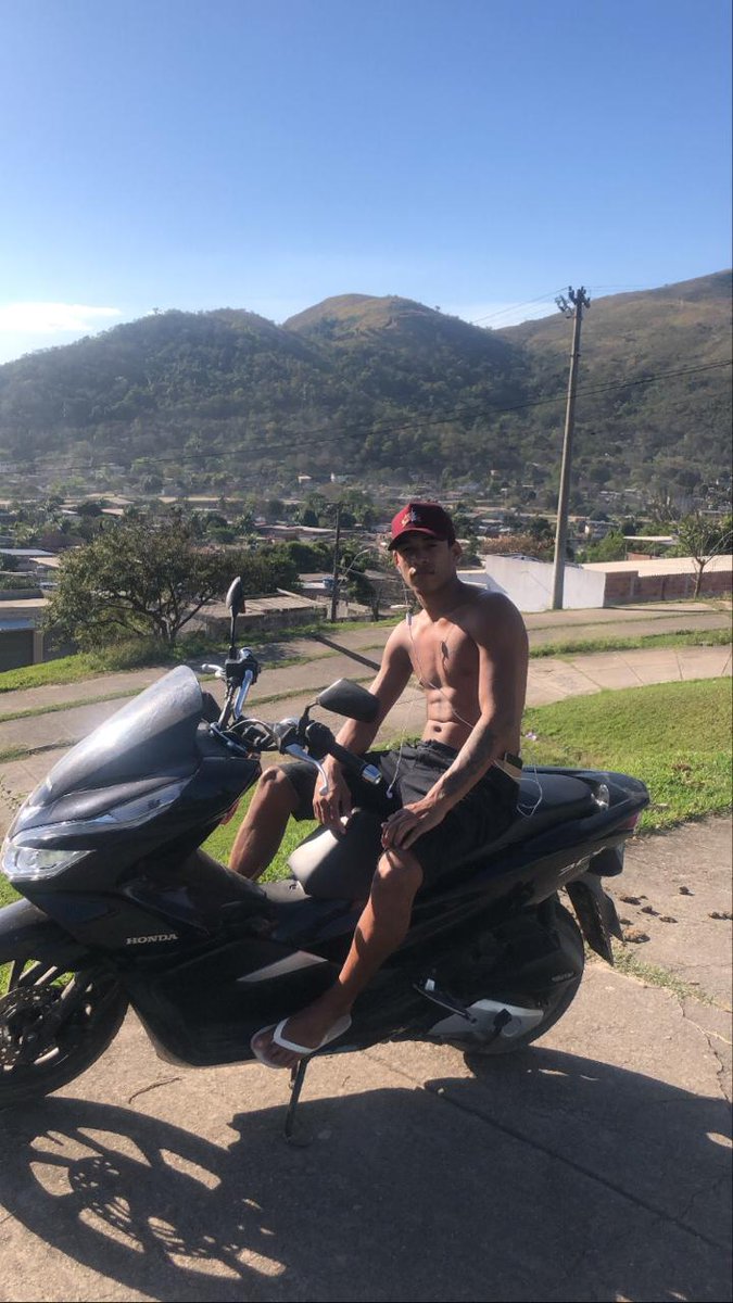 AlexSalgueiro14's tweet photo. parabéns, muito obrigado por mais um ano de vida https://t.co/9u56rJ9XwN