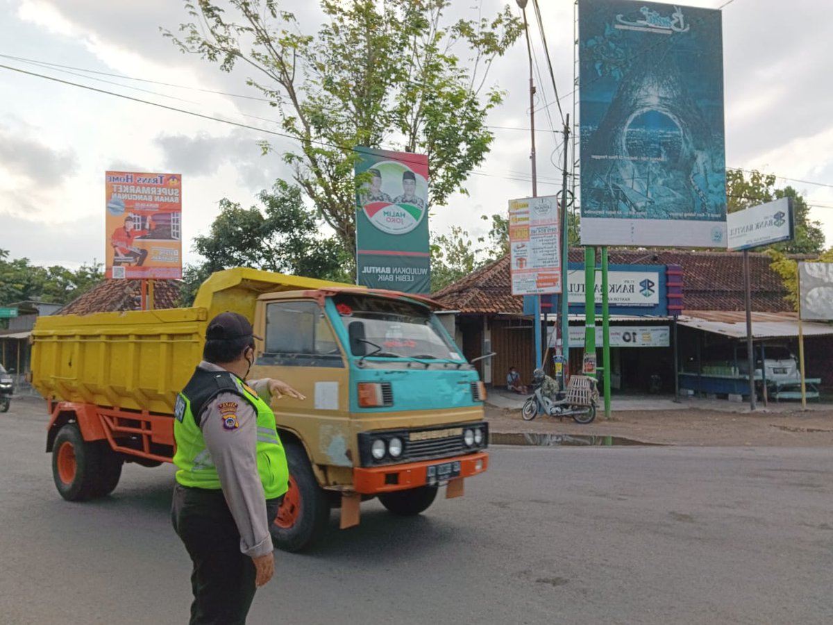BantulJetis's tweet photo. Kapolsek Jetis AKP M.Sholeh,https://t.co/37LhocC8nv pimpin pengamanan  jalur simpatisan Cabub-Cawabub di penggal jalan wilayah Kecamatan Jetis,Bantul.
.
Jumat,04/09/2020
.
@poldajogja @polresbantuldiy https://t.co/66zxkEbCU6