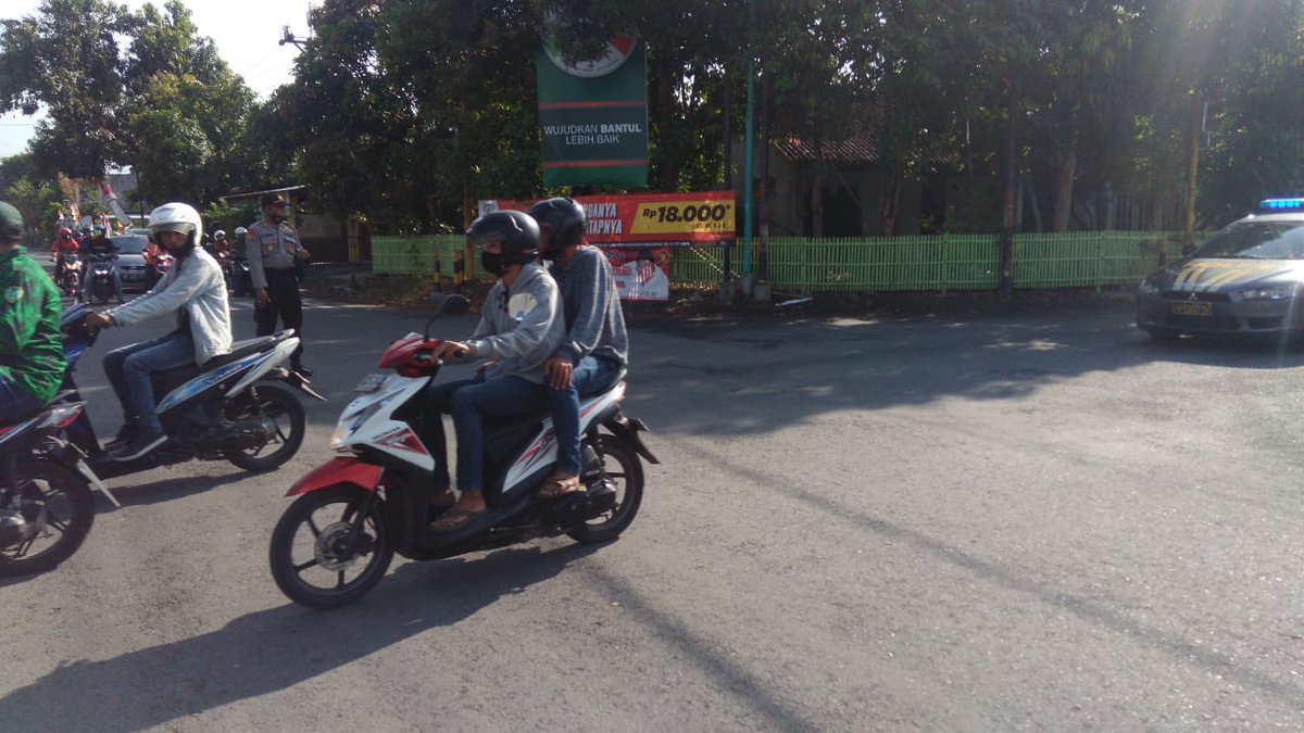 BantulJetis's tweet photo. Kapolsek Jetis AKP M.Sholeh,https://t.co/37LhocC8nv pimpin pengamanan  jalur simpatisan Cabub-Cawabub di penggal jalan wilayah Kecamatan Jetis,Bantul.
.
Jumat,04/09/2020
.
@poldajogja @polresbantuldiy https://t.co/66zxkEbCU6