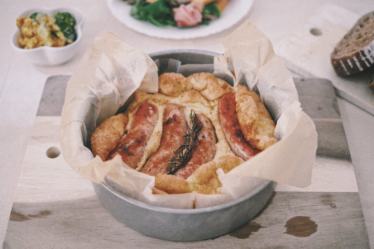 tic0321's tweet photo. 穴の中のヒキガエルを囲んでお昼ごはんにします。

#イギリス料理　#ToadInTheHole #おうちごはん　#お腹ペコリン部　#Twitter家庭料理部 #ランチ　#PrideAndPudding #プディング https://t.co/byCR06Dr3f
