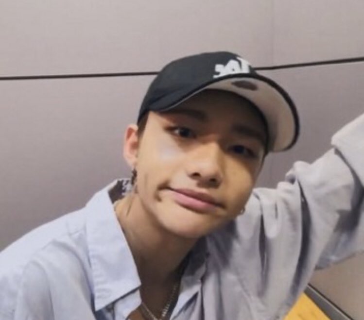 a thread of hyunjin going :| and showing his dimples