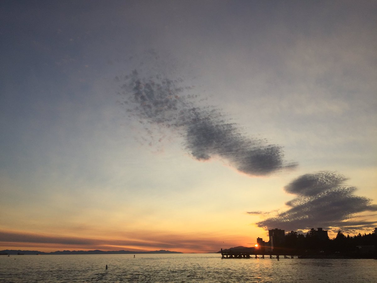 meteo_matt's tweet photo. Wildfire smoke from California & Washington already pushing over #VanIsl making for a gorgeous sunset #BCwx https://t.co/UXxFdKwEYR