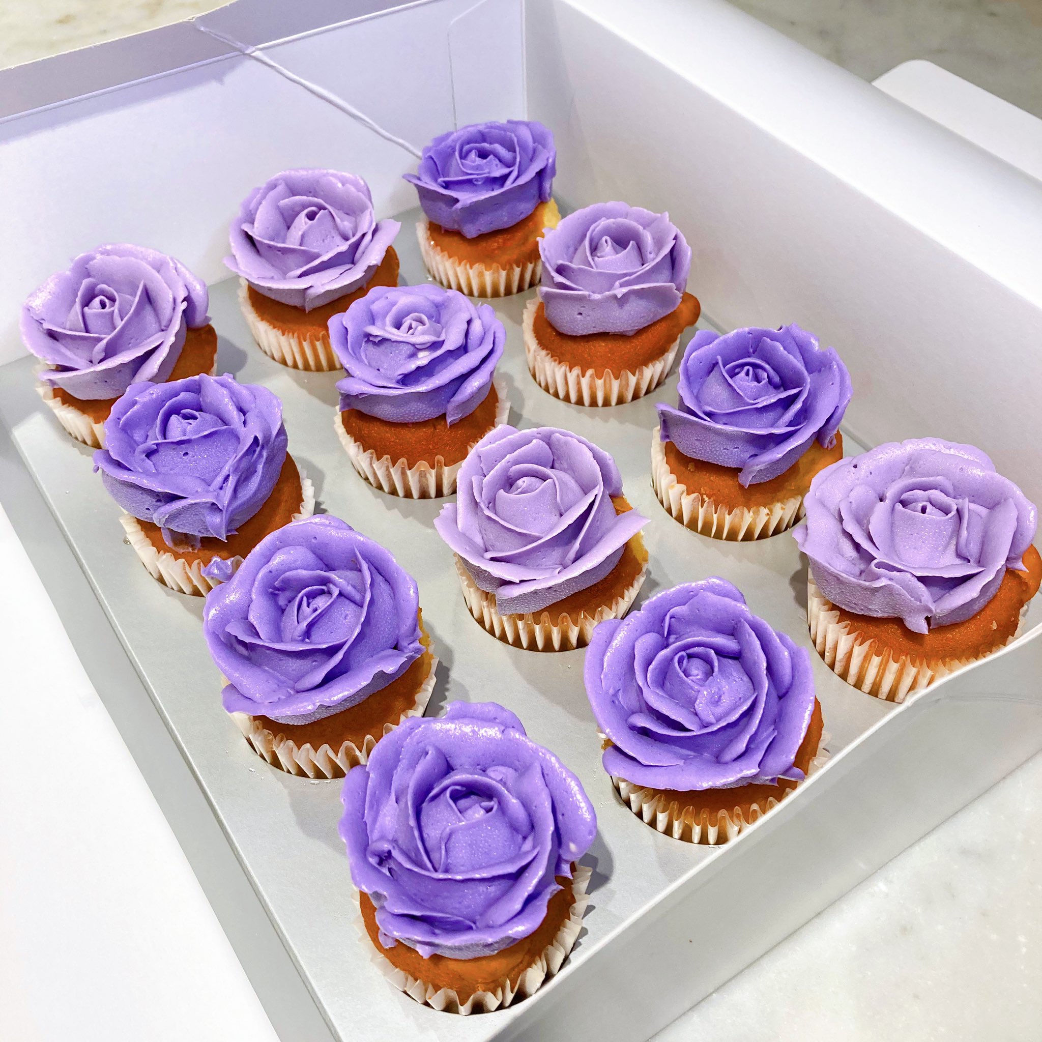 Twitter 上的 Fairycake Fair フェアリーケーキフェア 人気のフレッシュカップケーキ バラの生バタークリーム が 秋の味覚となって新登場 生地の中には自家製のイチジクカシスジャム バタークリームはクレームドカシスでほんのり風味付けしました お酒が