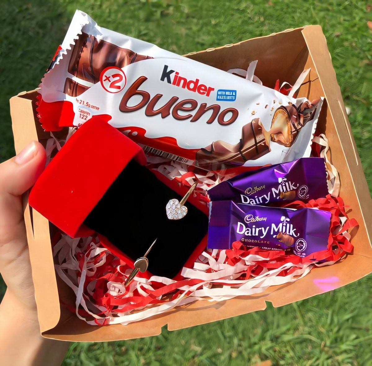 giftbxthuncrns's tweet photo. Ada yg tengah cari hadiah utk surprise kan partner/kawan 🙈♥️ Korang pilih je gift set ni confirm diorang suka😍

🌸 PROMOTION Price: Rm18 exc postage 

🌸 Can request to add on polaroid/jewellery/motivation quotes

🌸 Free wish card &amp; box with ribbon 

Whatsapp to place order 📩 https://t.co/oUej6AL6h1