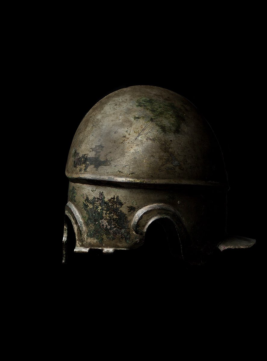 EpsilonArtShare's tweet photo. This early example of a bronze #Chalcidian helmet dates to the 4th–5th century BC. A fascinating object with a strong presence, it’s a superb example of ancient Greek armor with ornamental detailing. Download #EpsilonArtShare (link in bio) for a closer look! #greekhelmet https://t.co/F7sfG39SxP