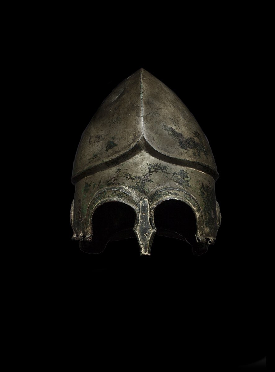 EpsilonArtShare's tweet photo. This early example of a bronze #Chalcidian helmet dates to the 4th–5th century BC. A fascinating object with a strong presence, it’s a superb example of ancient Greek armor with ornamental detailing. Download #EpsilonArtShare (link in bio) for a closer look! #greekhelmet https://t.co/F7sfG39SxP