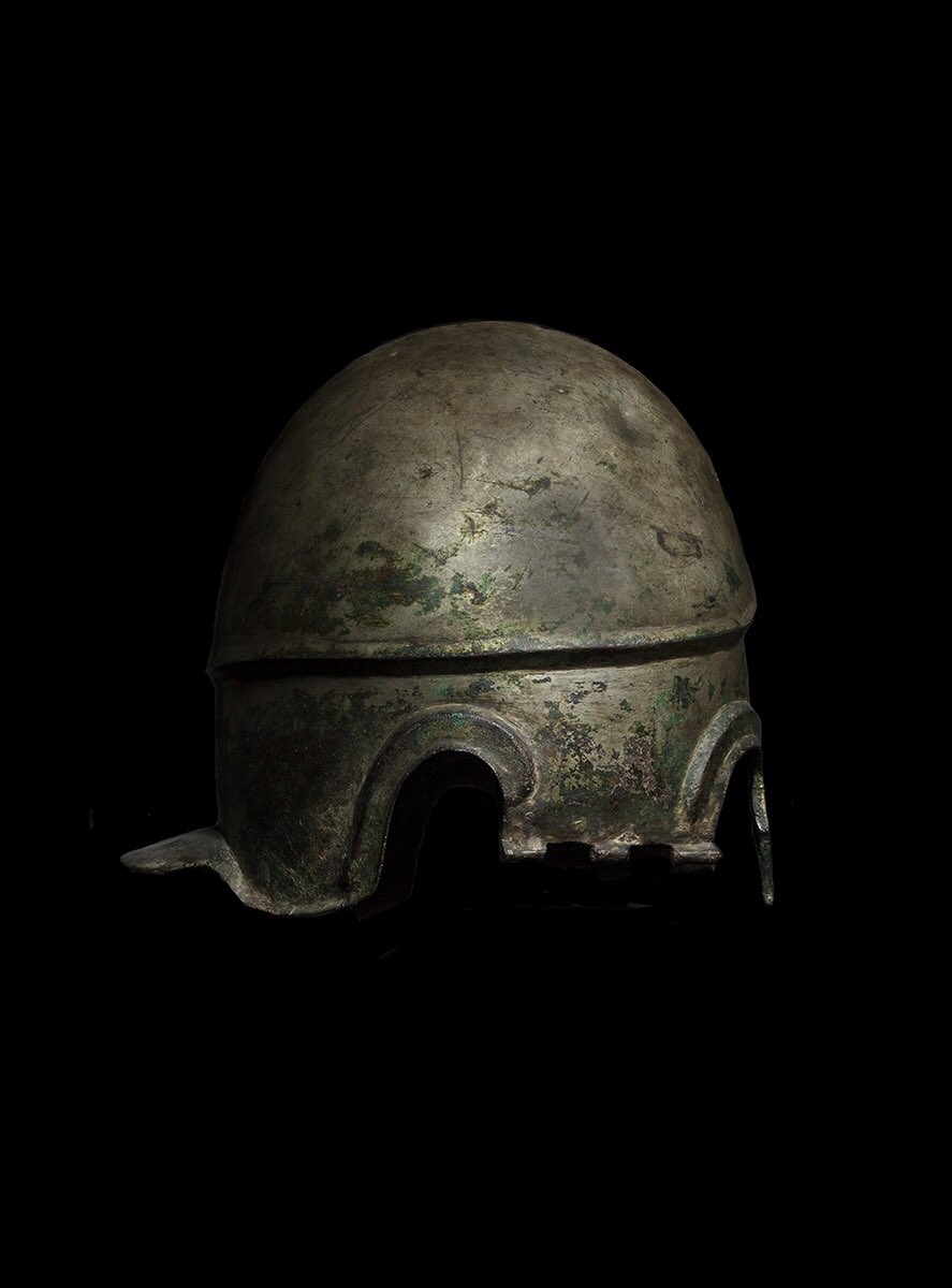 EpsilonArtShare's tweet photo. This early example of a bronze #Chalcidian helmet dates to the 4th–5th century BC. A fascinating object with a strong presence, it’s a superb example of ancient Greek armor with ornamental detailing. Download #EpsilonArtShare (link in bio) for a closer look! #greekhelmet https://t.co/F7sfG39SxP