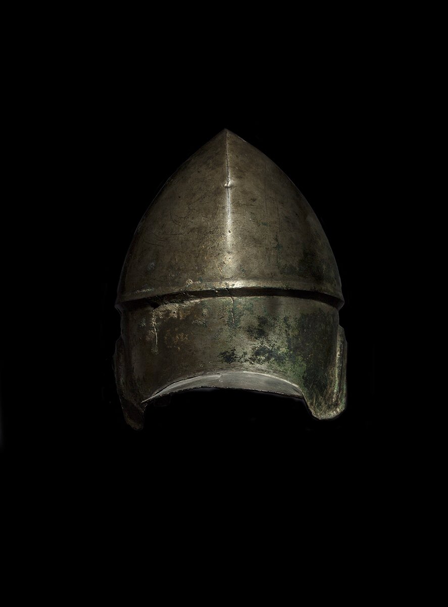 EpsilonArtShare's tweet photo. This early example of a bronze #Chalcidian helmet dates to the 4th–5th century BC. A fascinating object with a strong presence, it’s a superb example of ancient Greek armor with ornamental detailing. Download #EpsilonArtShare (link in bio) for a closer look! #greekhelmet https://t.co/F7sfG39SxP