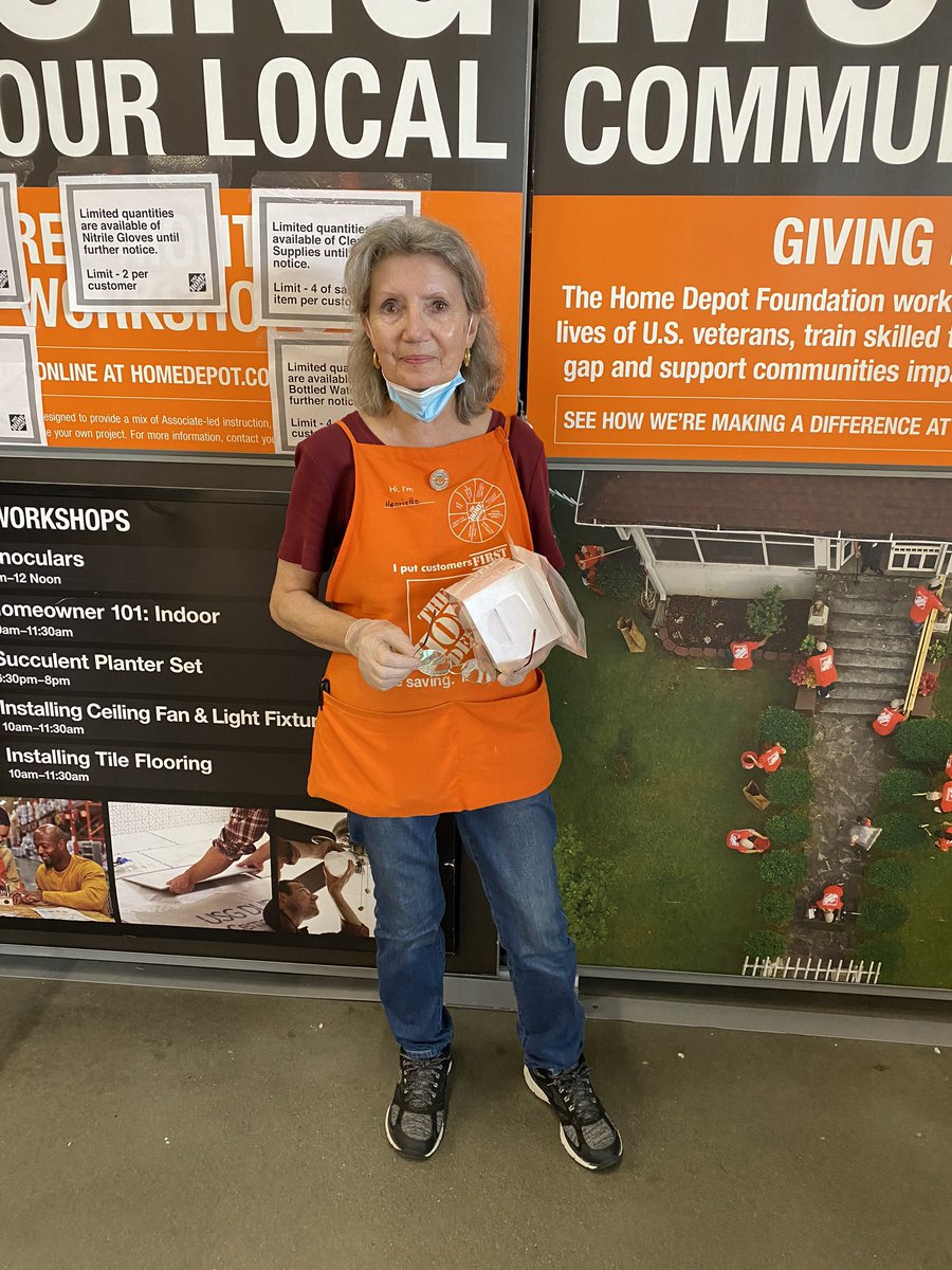 AllisonSporkrox's tweet photo. Recognizing Ms Henrietta for her excellence in driving credit, and creating excellent shareholder value in our store. Great job hun keep it up store 0939 https://t.co/oVUUbvjl5E