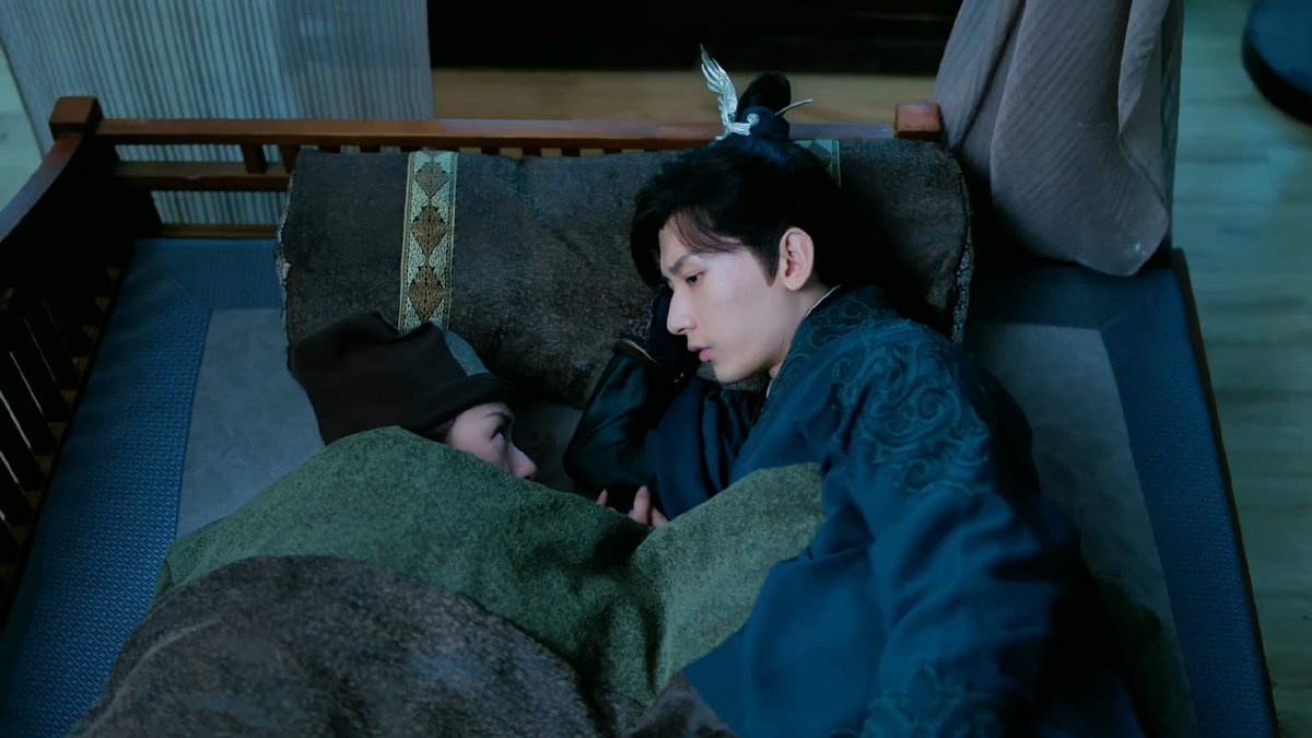 Sifeng hid Xuanji in his bed when his Lize palace co-disciples entered the bedroom. In her sleep, Xuanji mistook him for her teddy bear, putting him in a difficult position  #Episode5  #Episode6  #LoveAndRedemption