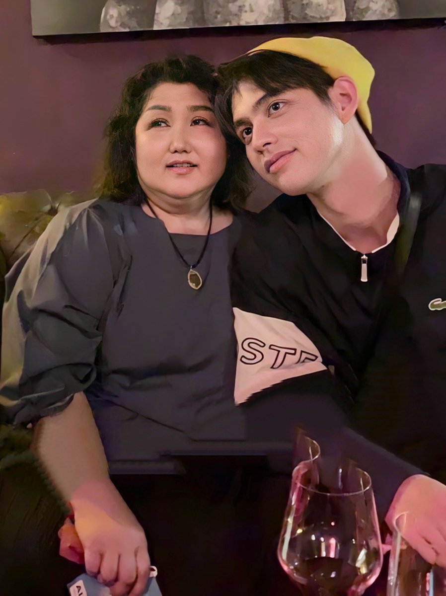 Pupe92373614's tweet photo. เรามีคุณแม่เป็นตัวอย่างในการเลี้ยงลูก ต้องอดทนยอมทุกอย่างเพื่อให้ไบร์ทได้สิ่งที่ดีที่สุดนี่แหละ #แม่ตัวอย่าง คุณแม่เลี้ยงไบร์ทมาอย่างดีทั้งในการใช้ชีวิตแนวคิดมุมมองคนๆนึงจะโตมาได้อย่างมีคุณภาพแค่คำพูดที่พรั่มสอนอย่างเดียวคงไม่ได้ แต่เพราะไบร์ทมีแม่เป็นตัวอย่างที่ดี #ยังคั่นกูEP4 https://t.co/HqOlTyzL1N