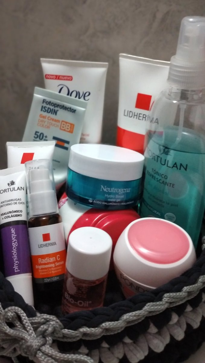 valediaz22's tweet photo. @dadatina y mis logros en cuarentena!! #soldada #rutina #skincare @Neutrogena Hydro Boost es lo más!! https://t.co/6w48bwlmqX