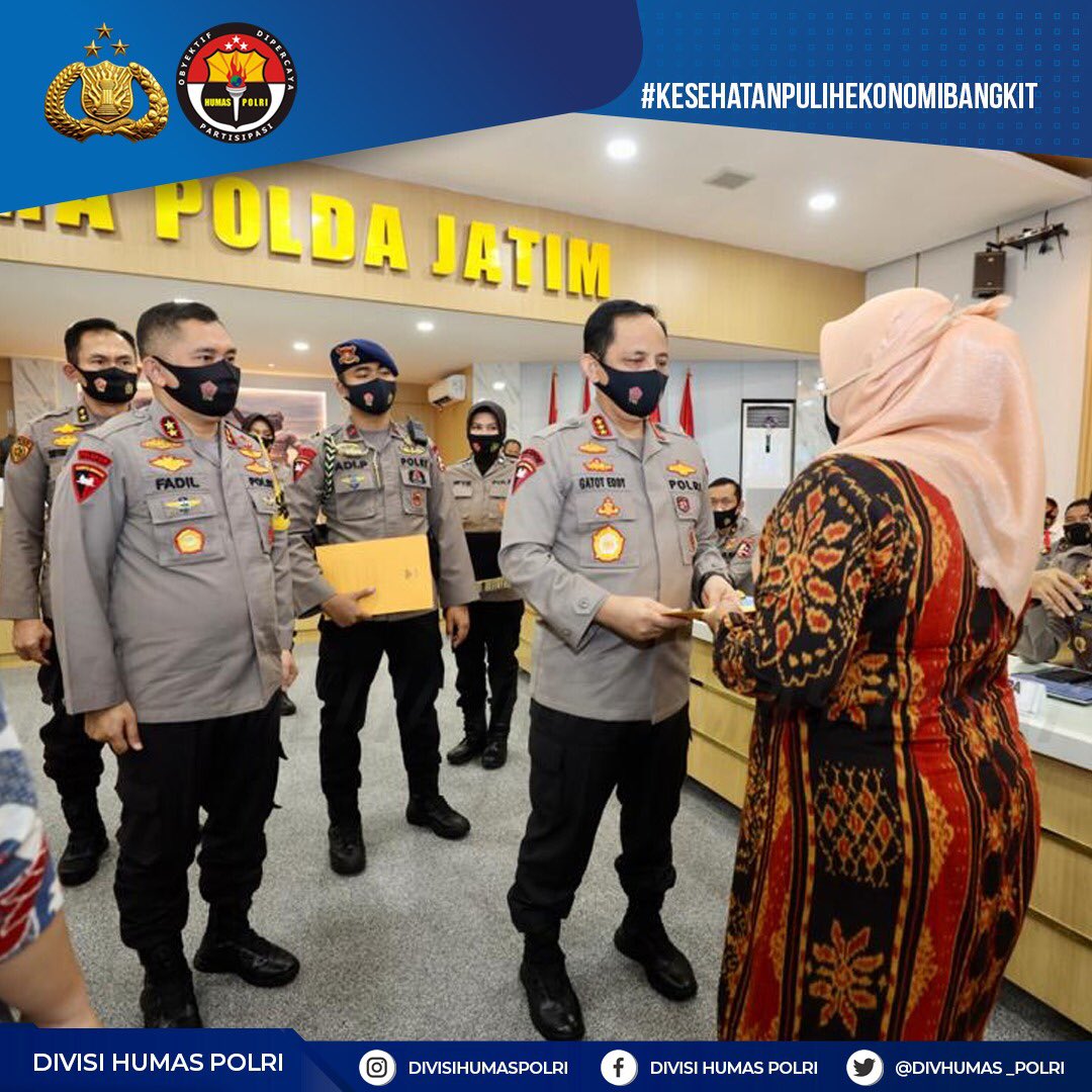 BIDHumas_SB's tweet photo. Wakapolri Bagikan Sembako dan 1,5 juta Masker Gratis Untuk Masyarakat Jawa Timur
#PakaiMaskerJagaJarak https://t.co/DGPyU8Hz1Q
