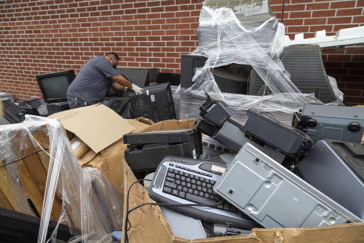 LACitySAN's tweet photo. SAFE Centers are open this holiday weekend! ♻️☣️ If you have electronic waste, or any household hazardous waste you’d like to get rid of, bring it to a local SAFE Center this Saturday or Sunday.
#LAThisWeek’s video on the reopening of our #SAFECenters. 
🎥 https://t.co/lWGuQ3PLSR https://t.co/bWtnIpO3Fc