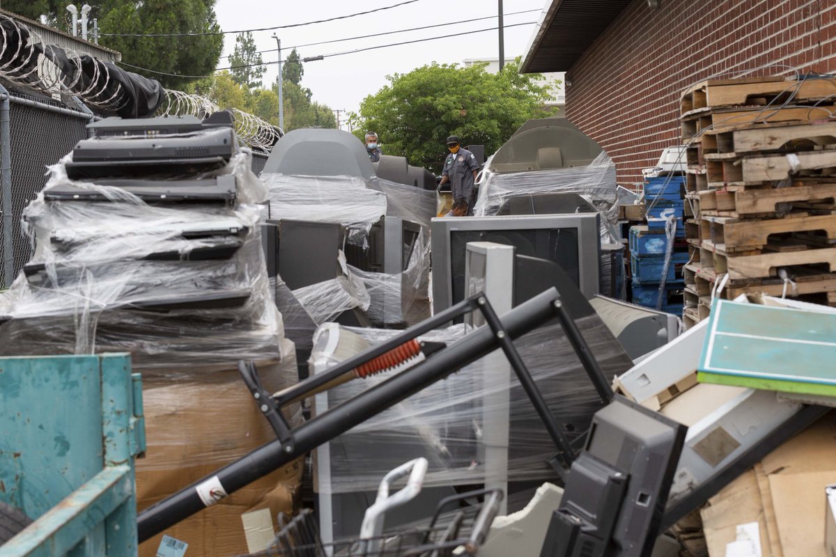 LACitySAN's tweet photo. SAFE Centers are open this holiday weekend! ♻️☣️ If you have electronic waste, or any household hazardous waste you’d like to get rid of, bring it to a local SAFE Center this Saturday or Sunday.
#LAThisWeek’s video on the reopening of our #SAFECenters. 
🎥 https://t.co/lWGuQ3PLSR https://t.co/bWtnIpO3Fc