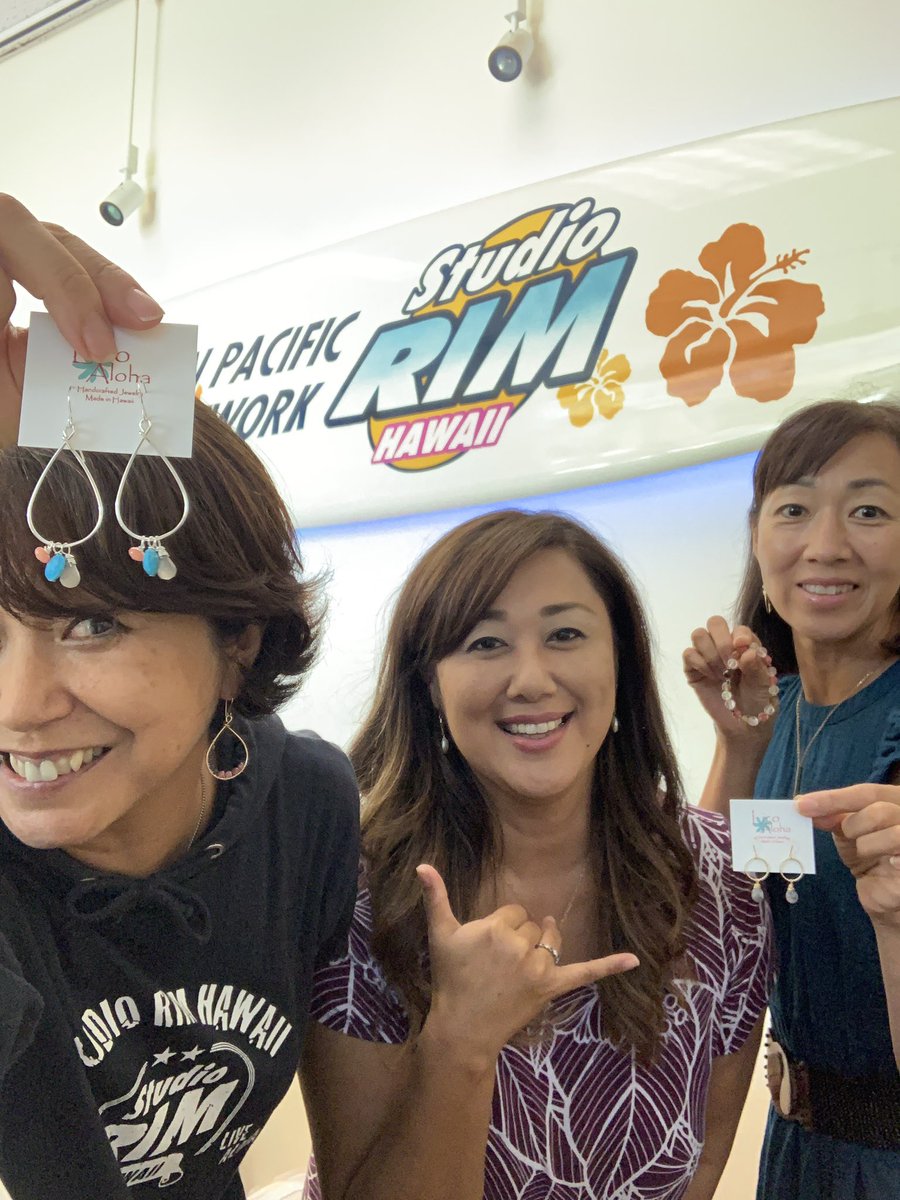 hirokoiijima's tweet photo. ラジオゲストのエリコさんは Lico Aloha Jewelry のジュエリーデザイナー&オーナーとハワイ州のカネオヘ小学校の先生と2足のワラジを持つ努力家。
今日の私のピアスはLico Aloha Jewelry のアマゾナイト!
#studiorim #Licoaloha #ハワイの暮らし #ハワイライフ#ラジオの仕事 https://t.co/gXPHwkRlrO