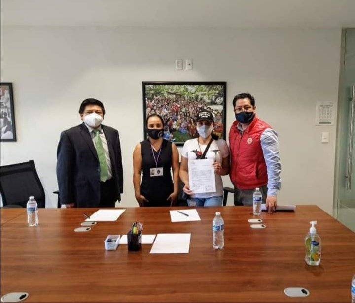 Leticia47897480's tweet photo. Agradecemos la atención y recepción del oficio de @MovESCENA con motivo del #apoyoaldesempleoedomex a @MiguelSulub y #ElliotBáez para hacerlo llegar al presidente de @PRI_Nacional @alitomorenoc quien lo entregará al Gobernador de @Edomex @alfredodelmazo.
#prendamosbarricadas https://t.co/rwZvMVYziP