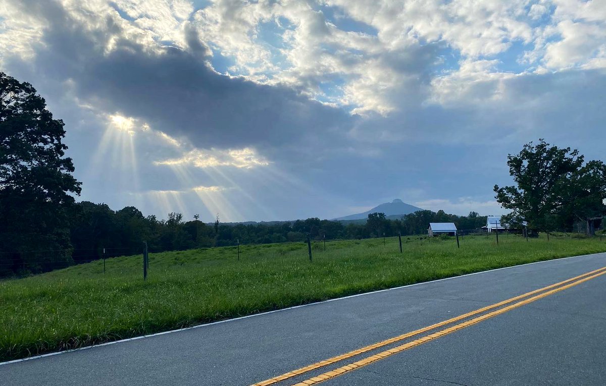 B_Gordon's tweet photo. Take me home country road. The sunlight breaking through was so beautiful, I had to stop and take a bunch of pics. #pilotmountain @PilotMountain @ourstatemag @TimBuckleyWX @weatherchannel @StokesCountyNow https://t.co/Uv2wjfJEuo
