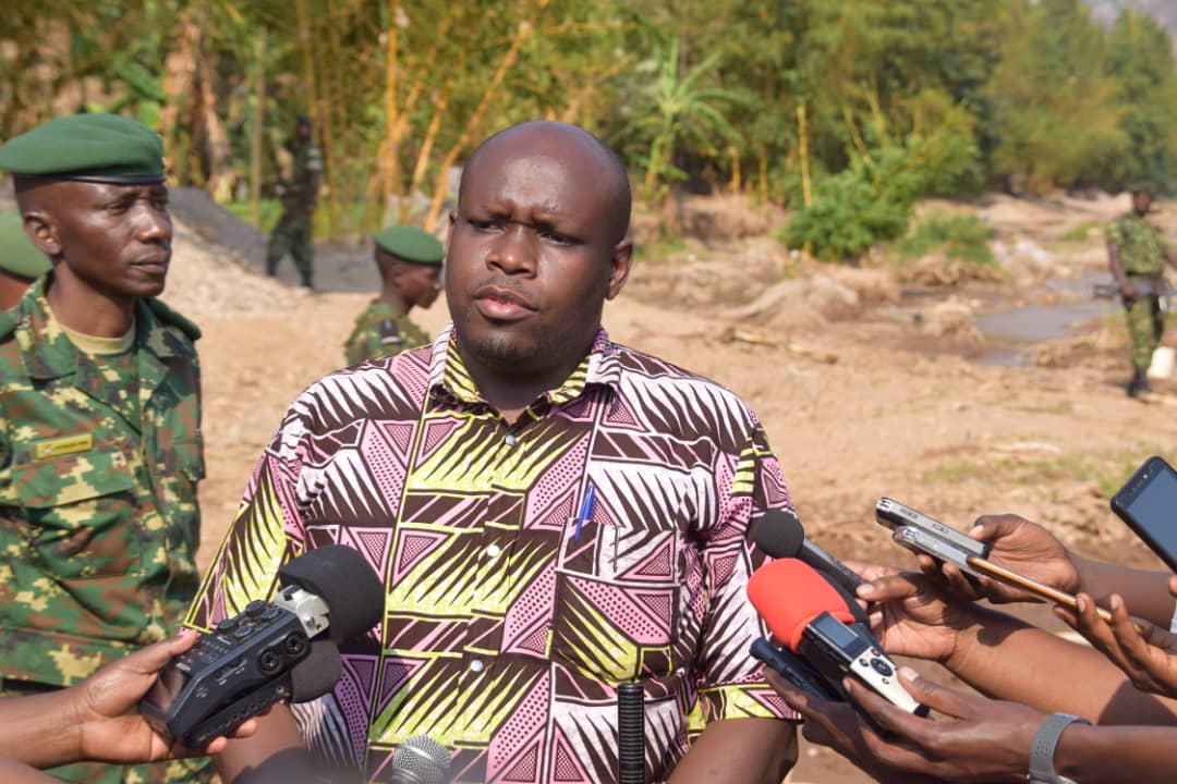 Bujaprov2025's tweet photo. #Burundi le Commissaire Général de #OBUHA a regretté qu'au lieu de faire le curage, les gens font l'exploitation désordonnée des rivières et des "sites de carrières" en @MairieBuja ce qui fait des répercussions sur la vie de la population en général. https://t.co/zFdrHterEH
