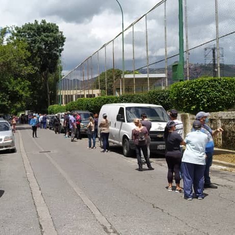 CLAPSFM2's tweet photo. "JORNADA DE SALUD desde el Consejo Comunal Sector "F" Montalban ll"
#03Sep la Farmacia Móvil con toda clase de Medicinas a bajo costo, más del 70% de dcto. beneficiando a la comunidad de Montalban l, ll, lll y Juan Pablo, Pquia. #LaVega.
.@NicolasMaduro @MinSaludVE @EMAeslavega https://t.co/PIlCZiRl57