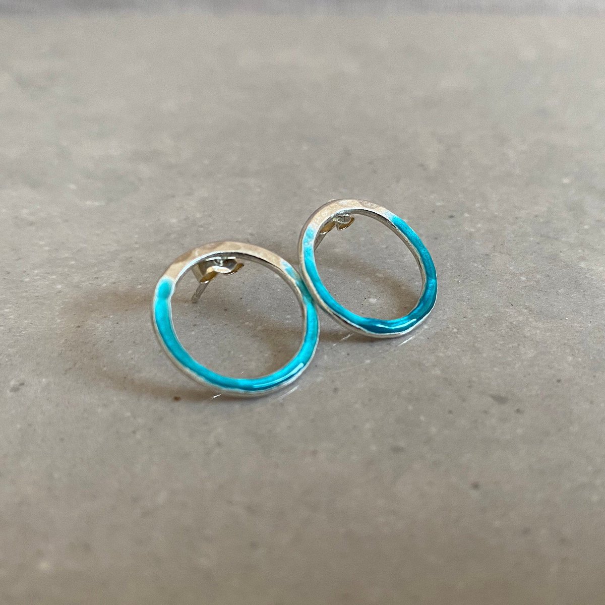 MaisyPlum2's tweet photo. Handmade Silver Enamel Open Circle Studs - Geometric Earrings https://t.co/87UpbwFc8G #UKGiftAM #Inbizhour #EshopsUK #etsyselleruk #HandmadeHour ##LondonisLovinit ##StandWithSmall #EtsyUK #SilverCircles https://t.co/zUAxTICl4u