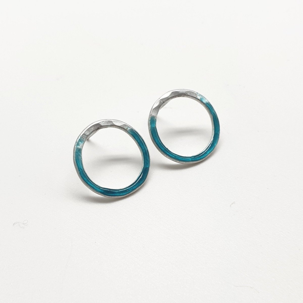 MaisyPlum2's tweet photo. Handmade Silver Enamel Open Circle Studs - Geometric Earrings https://t.co/87UpbwFc8G #UKGiftAM #Inbizhour #EshopsUK #etsyselleruk #HandmadeHour ##LondonisLovinit ##StandWithSmall #EtsyUK #SilverCircles https://t.co/zUAxTICl4u