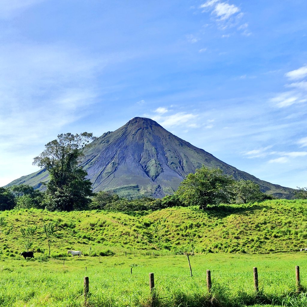 elVolcanArenal's tweet photo. Setiembre y Octubre. Los meses dónde más me pongo a lucir guapo. Excelente clima estos meses. #vamosaturistear #volcanarenal #costarica https://t.co/ydAzm2Ia6N