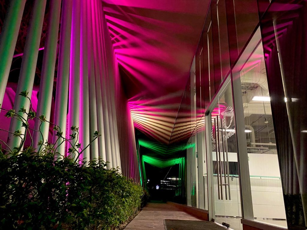 TelevisaSON's tweet photo. Así luce nuestra casa esta noche. ¡Qué se sienta el orgullo de ser mexicano! 
🇲🇽😍🙌🏾🎉🎊 #SeguimosJuntos #México https://t.co/NWqqdFgvc1