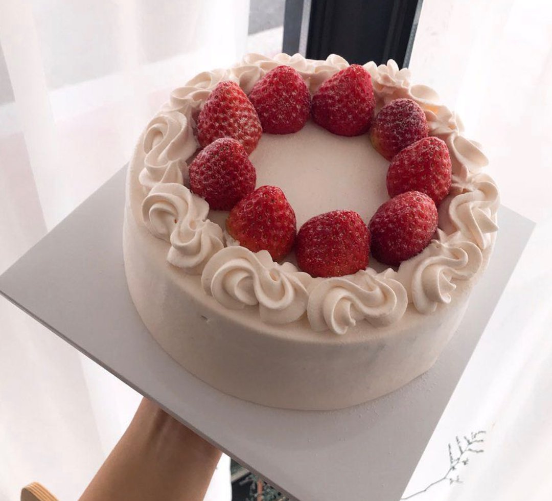 velotsuraptor's tweet photo. open up or i eat all the cake by myself jk. happy birthday. but seriously open up, my hands are hurting. https://t.co/oaCzPEyDaf