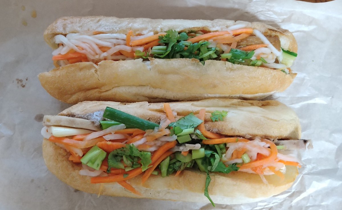 imakawa_tamaki's tweet photo. 今日のランチ@自宅
地元のベトナムサンドイッチ屋さんからテイクアウト。いちおうSサイズw
#バインミー
#THAOS https://t.co/WqoQpdSOdN