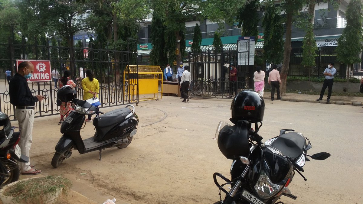 MukeshSingh_K's tweet photo. JEE MAINS shift-1 today at Vasant valley global school, Rosewood city Sector 49, Gurgaon. All SOPs maintained very well. Parents asked to stay half a km away. Wonderful arrangement. My son is also undergoing exam at this school today
#donotpostponejeeneet #dontpostponeNEETandJEE https://t.co/nfdBlrWhCK
