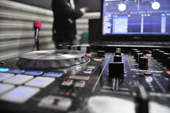 JobApuuli's tweet photo. #Bwashesha

The Morning party continues as you think of making that electoral decision.

#ApuuliTrophieMatex ft #RealUncle are back for more fun on a Friday morning.

Which song should the Dj give you right now?
#AriseNShine
#Rock https://t.co/x1UPmkC2CG