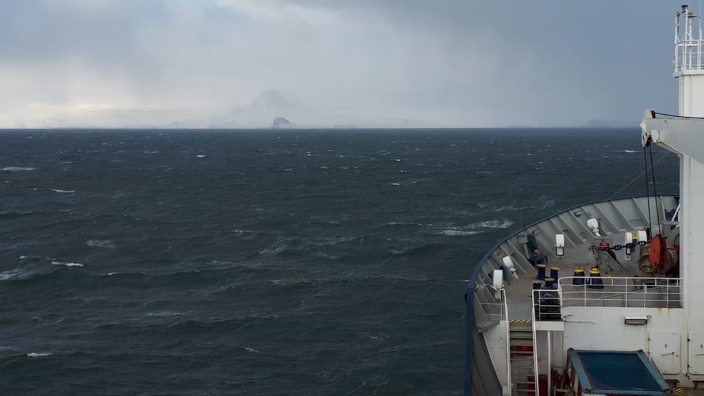 TAAFofficiel's tweet photo. || Rotation du #MarionDufresne || Ce matin le navire amiral des TAAF arrive dans le Golfe du Morbihan de l'archipel #Kerguelen. Manœuvres de mouillage avant les premières opérations vers Port aux Français. @lesoutremer #australes https://t.co/BIuyzJcUqB