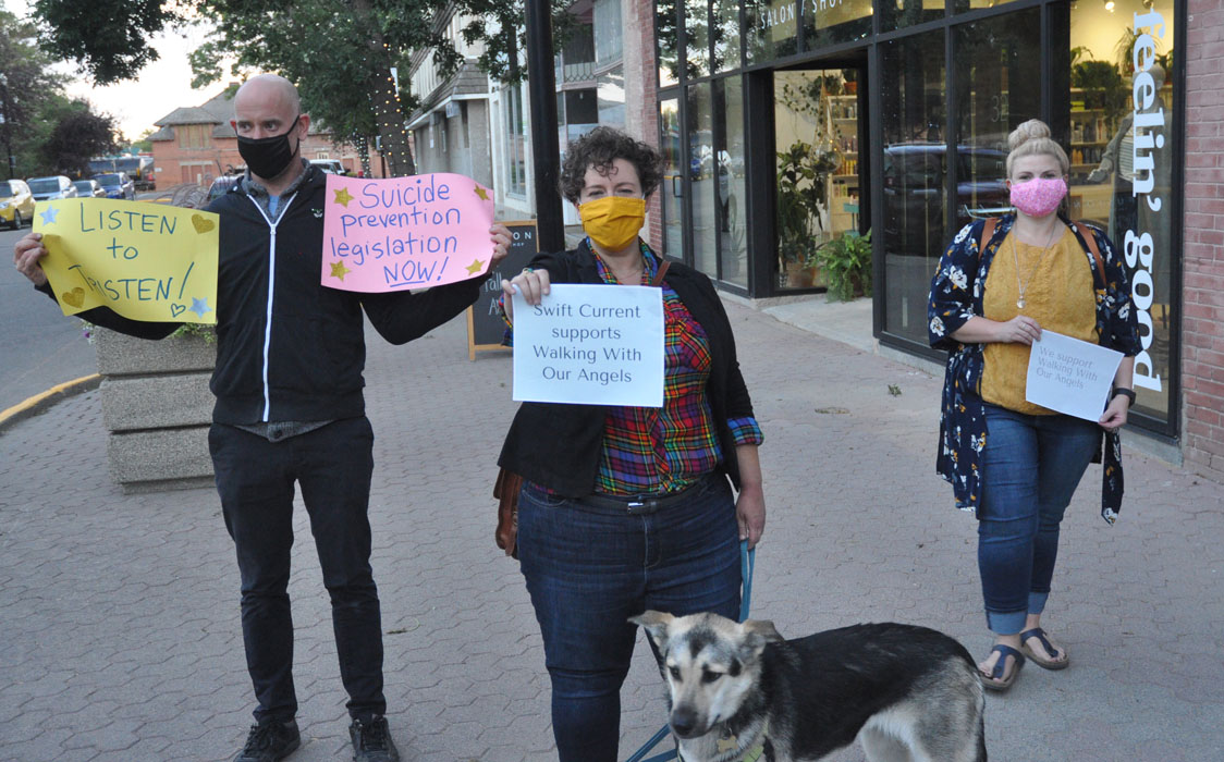 PrairiePostSC's tweet photo. Tonight a rally was held at the office of #SwiftCurrent MLA @everetthindley in support of Tristen Durocher, who is on a 44-day fast in Regina to call on the provincial government to take more meaningful action to address Saskatchewan's high suicide rate. #skpoli @walkingwithour1 https://t.co/VdQvGSwJwK