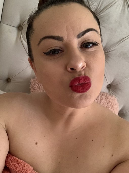 Which do you prefer? With makeup, without makeup, or you&rsquo;ll take either?   https://t.co/8YAhDcw58d   https://t