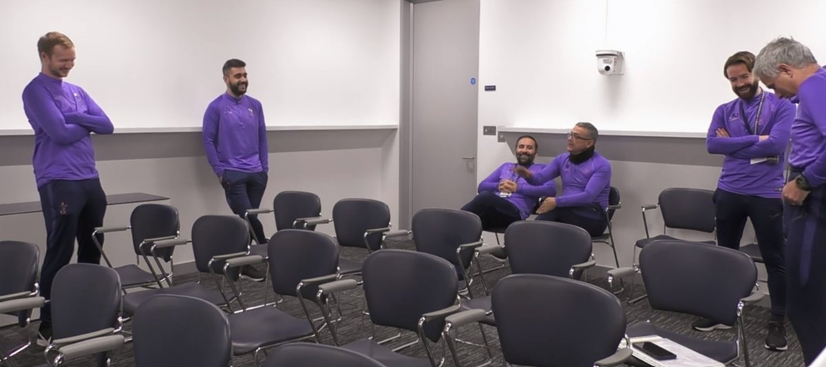 11/ Y'a plein de moments sympas avec son staff où ça se chambre, ça débat en portugais. Ici Mourinho imite le style vestimentaire de l'un de ses adjoints quand il était adolescent 