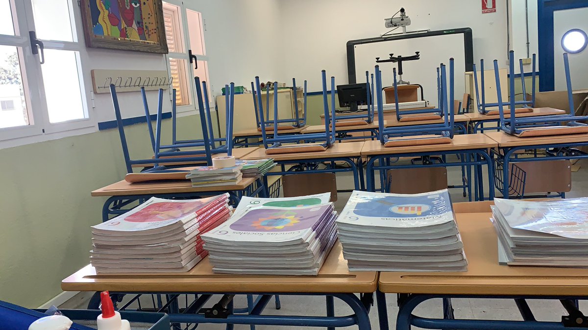 David76EM's tweet photo. @asanchezb74 Este es mi distanciamiento posible. El 1,5 m no lo contemplo, con alumnos de 6º de Primaria de los que algunos me sacan una cabeza ya. https://t.co/oDtHcyVX57