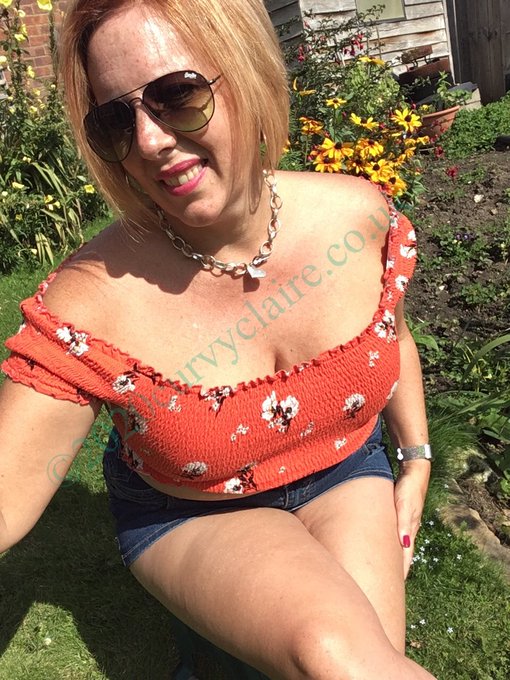 Making the most of the sunshine while it lasts #mini #skirt https://t.co/ktUcqEGHAI<a href="/tag/skirt"class="tags"><span>#skirt</span></a><a href="/tag/mini"class="tags"><span>#mini</span></a>