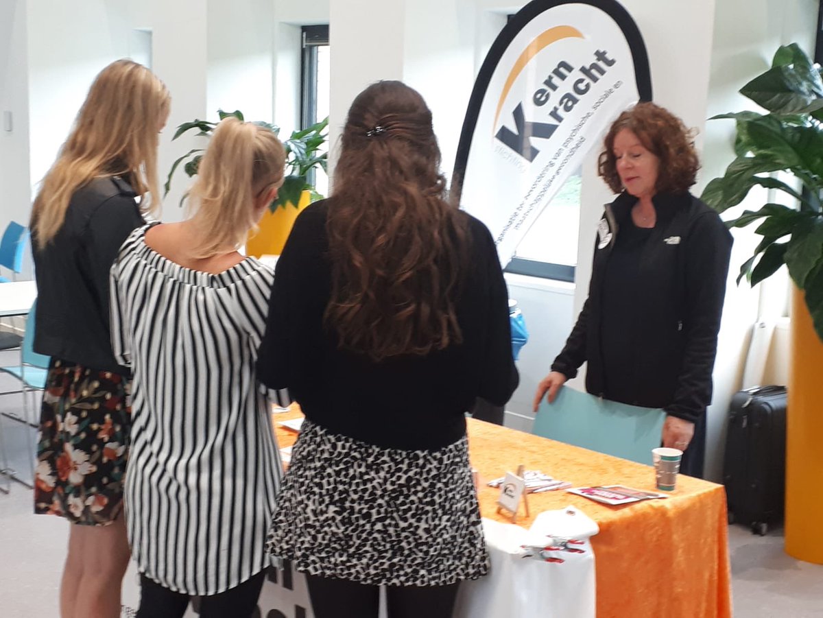 Veel belangstelling op de MDT markt <a href="/Hoornbeeck/">Hoornbeeck College</a> #Gouda voor de activiteiten van KernKracht en in het bijzonder het #maatjesproject. Mooie samenwerking met <a href="/SamenvoorGouda/">Samen voor Goud</a>. #maatjes #eenzaamheid #jongeren #stage #samenvoorgoud #voorelkaar