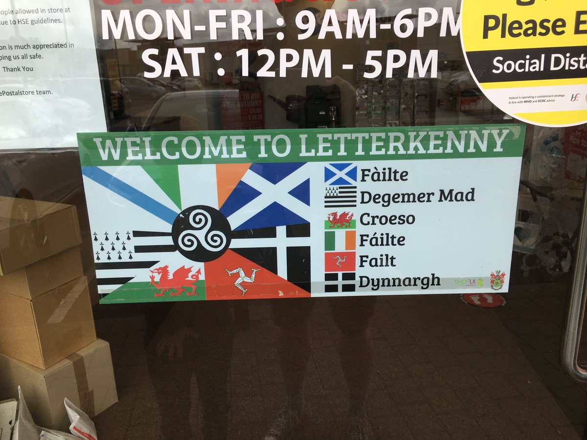 shyffl's tweet photo. Arwydd amlieithog yn #Letterkenny #multilingual #Celtic sign

#failte @DaiLingual @EUROLANG https://t.co/Br7MCvwig7