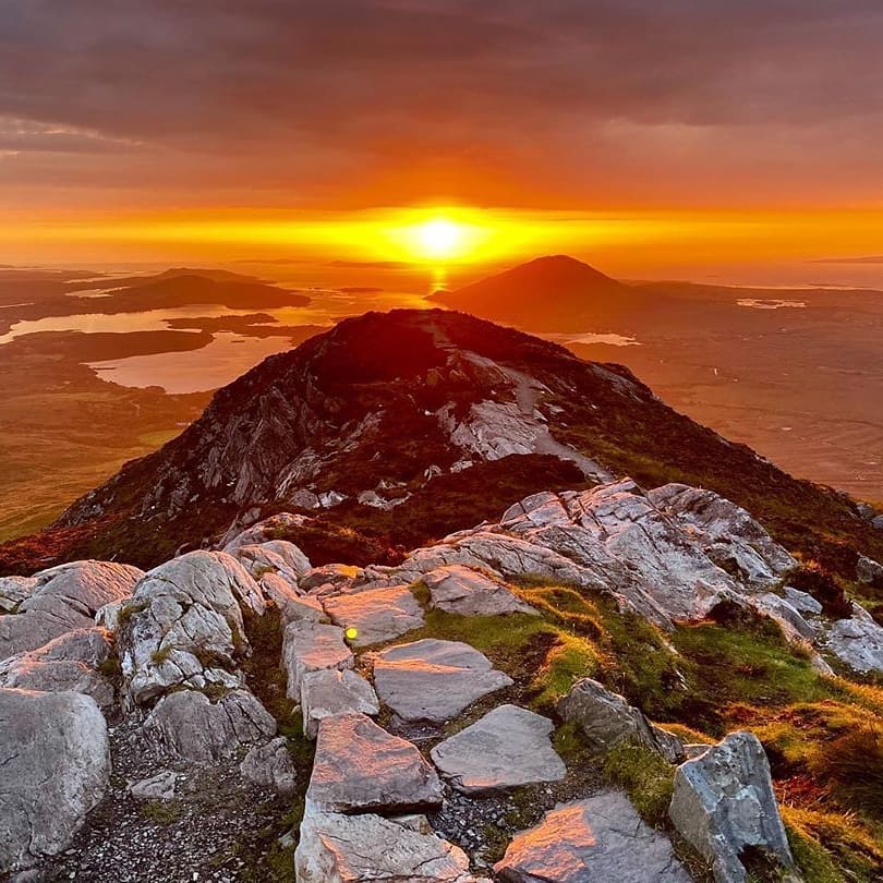 There's nowhere else quite like Diamond Hill at sunset👌

A steep but manageable walk, it takes roughly one hour to reach the summit - time it right and you may just witness the best sunset of your life!

📸: @johnny_burke_mixologist