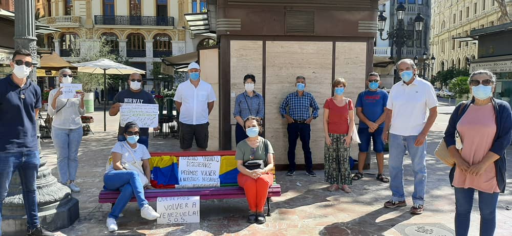 AnamarinaccJose's tweet photo. Varados en España pedimos a nuestros gobernantes nos ayuden por favor, somos personas productivas en nuestro país Venezuela NO SOMOS INMIGRANTES...
@NicolasMaduro 
@CancilleriaVE 
@ConsVEBarcelona 
@drodriven2 
@jaarreaza 
@ONU_derechos 
@DiplomaciaVE_ES https://t.co/ttDJPWUhOM