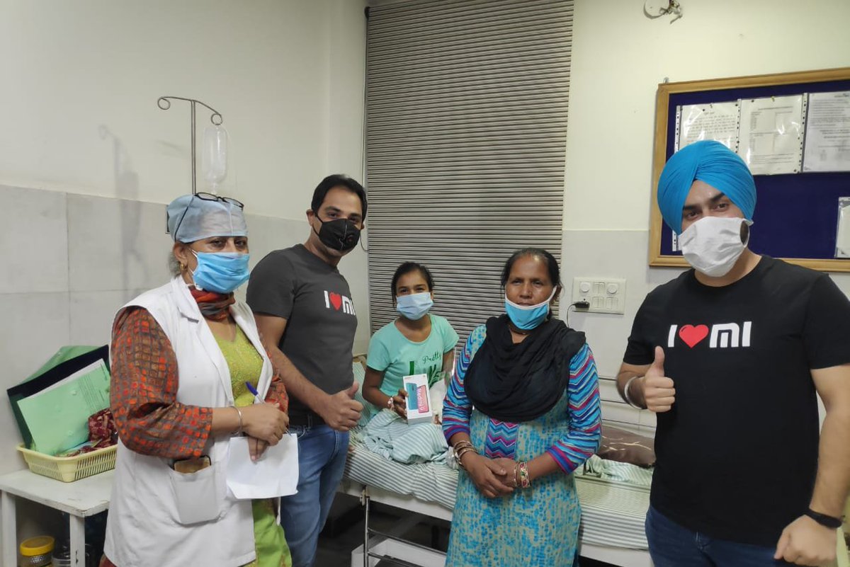 manukumarjain's tweet image. &quot;Fortune favours the fearless!&quot;

Super proud of #Kusum who fearlessly fought the robbers stealing her #smartphone.

Our team met her and gifted a new #Redmi9Prime. Hope the phone helps her in her studies.

Be Brave. Fight your fear. More power to you. 🙌 #GirlPower

#Xiaomi ❤️