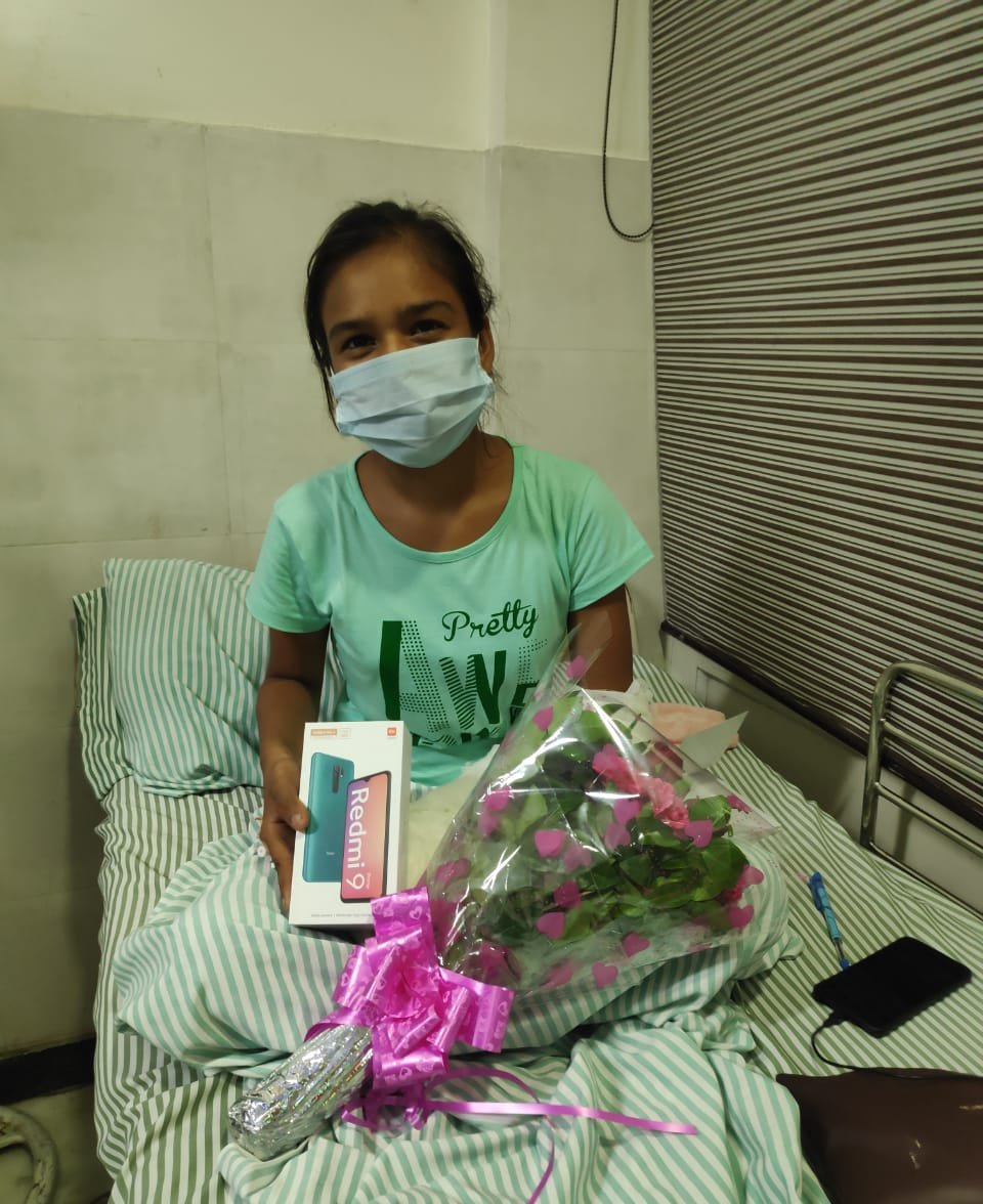 manukumarjain's tweet image. &quot;Fortune favours the fearless!&quot;

Super proud of #Kusum who fearlessly fought the robbers stealing her #smartphone.

Our team met her and gifted a new #Redmi9Prime. Hope the phone helps her in her studies.

Be Brave. Fight your fear. More power to you. 🙌 #GirlPower

#Xiaomi ❤️