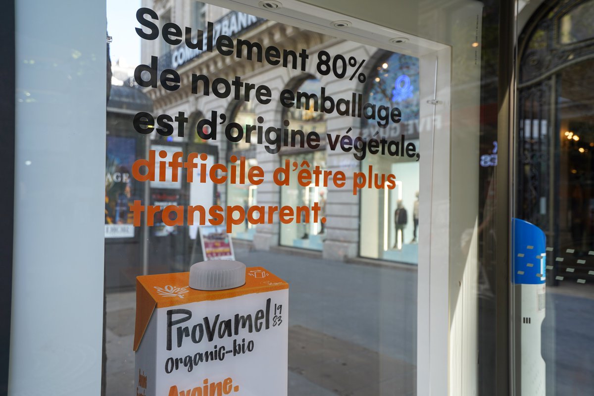 JCDecaux_France's tweet image. « Difficile d’être plus transparent » : un abri voyageurs JCDecaux 100% transparent qui traduit la démarche d'honnêteté de la marque #Provamel. 

Une campagne signée @FredFarid et produite par @ScreenbaseDOOH. #TrustYourFood #MangezLesYeuxFermés