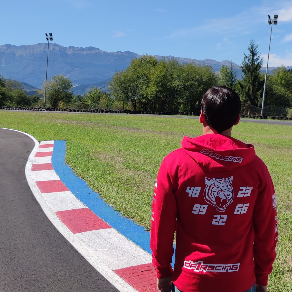 AnderVilarino2's tweet photo. #trackwalk #CircuitodeOlaberria #circuito #df1racing #racing #motorsport #olaberria https://t.co/6G2KKjymDj
