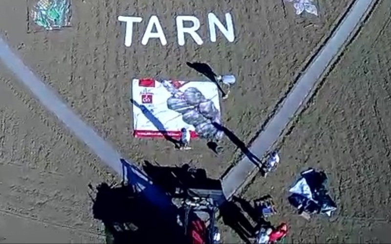 fdsea81's tweet photo. Les #Agriculteurs du #Tarn se préparent pour le passage du #TourdeFrance ! Une fresque aux couleurs des productions locales dans le pays de l'ail rose de #Lautrec https://t.co/pQjZsrye22