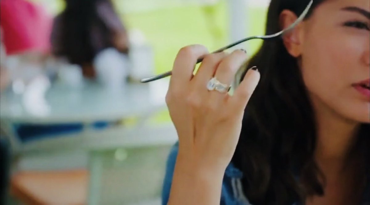 MariaGargano2's tweet photo. Ma Can geloso di Sanem già nella Bölüm 2?!😅😂😂❤️
È decisamente infastidito da quell’anello. 😬
(Comunque più lo rivedo e più mi piace, normale vero?)
#ErkenciKuş #DayDreamer #Camen https://t.co/XNj6jpVQc5