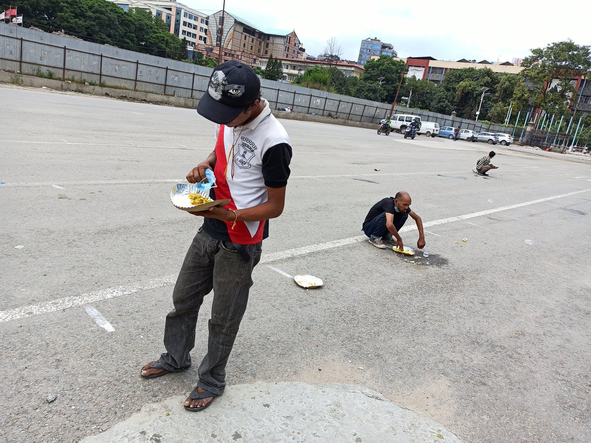 HamroteamNepal's tweet photo. हाम्रो निशुल्क खाना अभियान जारी छ ।
#hamroteamnepal
#helpforneedypeople
#ratnapark https://t.co/f2eAIXjB5C